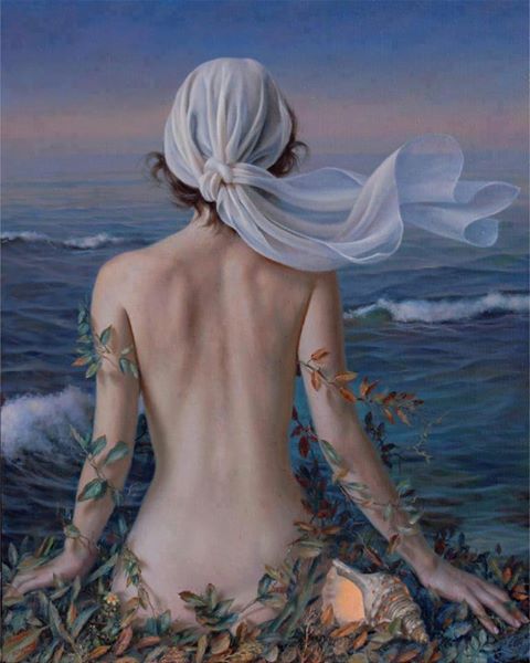 Mujer frente al mar de espaldas