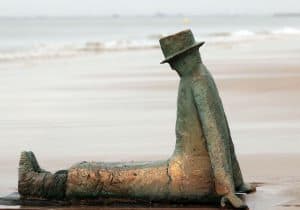 Estatua junto al mar