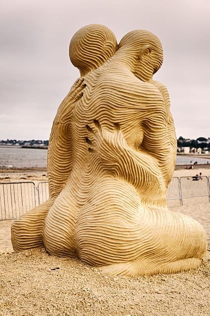 "Abrazo" (escultura de arena)