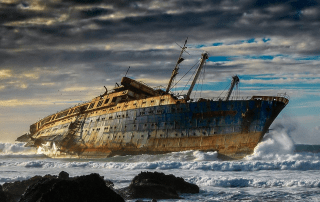 Barco varado en la costa