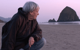 Ursula K. Le Guin mirando al mar
