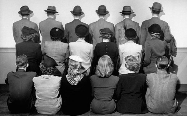 Fotografía en blanco y negro de gente de espaldas