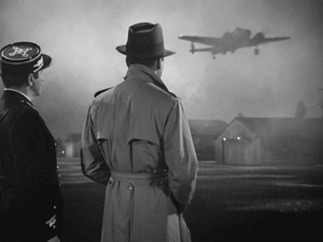 Fotograma de "Casablanca" con Humphrey Bogart y Claude Rains mirando marcharse el avión